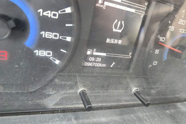 Used Iveco Daily 2023 2.5T A37M1 Long Wheelbase Mid-Roof Dual-Tire Manual-Shift 5-9 Seater Odometer Close Up