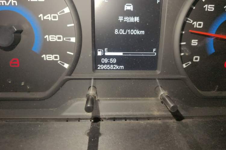 Used Iveco Daily 2023 2.5T V40 Van Long Wheelbase Mid-Roof Dual Tires Manual Doors 2-3 Seater Odometer Close Up