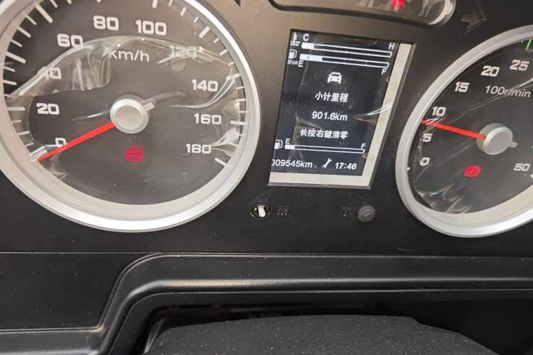 Used Iveco Daily 2023 2.5T V40 Van Long Wheelbase Mid-Roof Design Dual Tires Side-Swing Doors 2-3 Seater Odometer Close Up