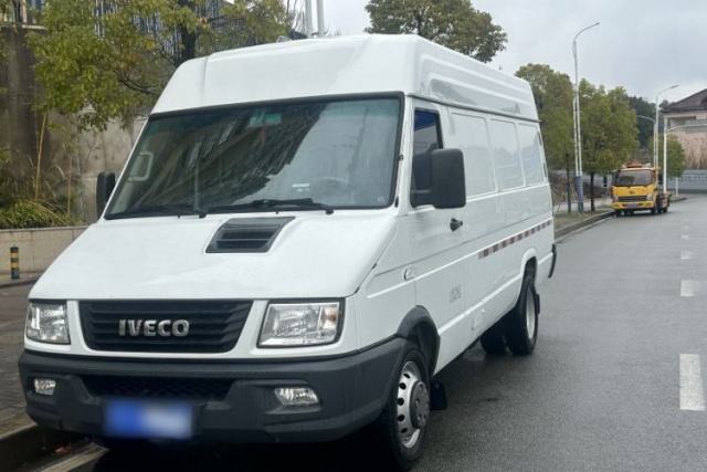 Used Iveco Daily 2023 2.5T V40 Van Long Wheelbase Mid-Roof Design Dual Tires Side-Swing Doors 2-3 Seater