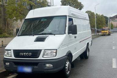 Used Iveco Daily 2023 2.5T V40 Van Long Wheelbase Mid-Roof Design Dual Tires Side-Swing Doors 2-3 Seater