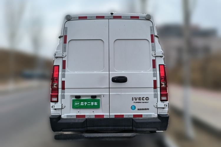 Used Iveco Daily 2023 2.5T V40 Van Long Wheelbase Mid-Roof Dual Tires Manual Doors 2-3 Seater Rear