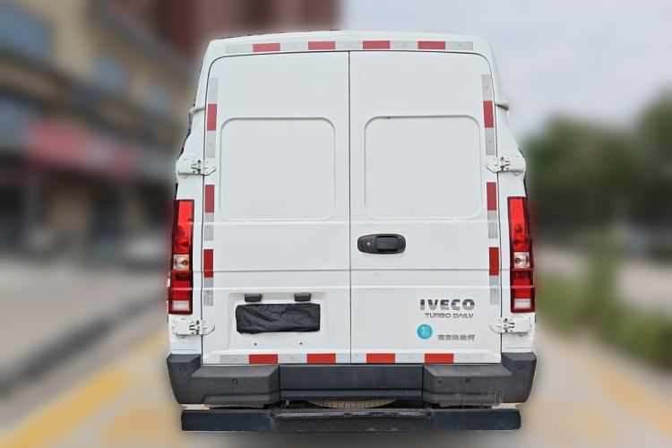 Used Iveco Daily 2023 2.5T V37 Van Long Wheelbase Mid-Roof Dual Tires Manual Doors 2-3 Seater Rear