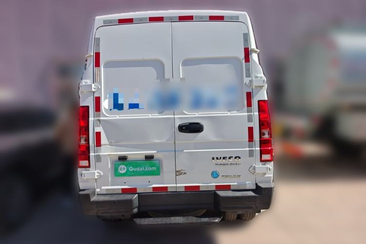 Used Iveco Daily 2023 2.5T V35 Van Short Wheelbase Mid-Roof Design Dual Tires Side-Swing Doors 2-3 Seater Rear