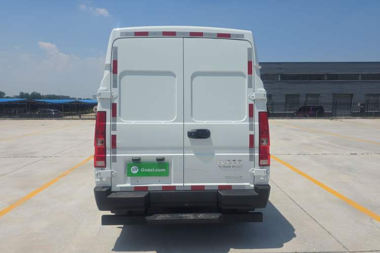 Used Iveco Daily 2023 2.5T V35 Van Short Wheelbase Mid-Roof Single-Tire Manual Door – 2-3 Seater Rear