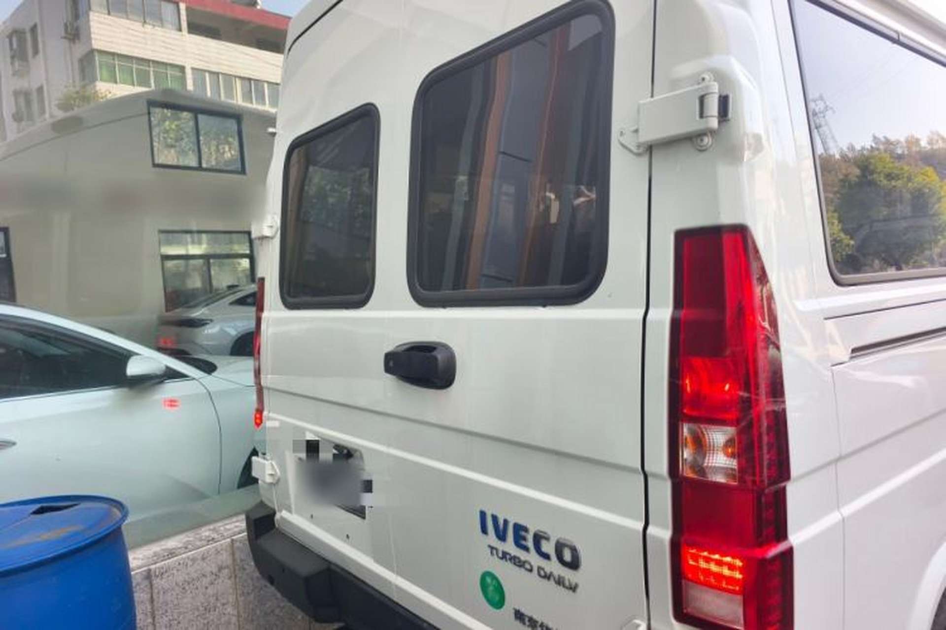 Used Iveco Daily 2023 2.5T A35M1 Short Wheelbase Low-Roof Single-Tire Side-Sliding Door 5-9 Seater Rear