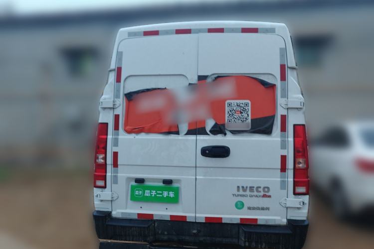 Used Iveco Daily 2023 2.5T V40 Van Long Wheelbase Mid-Roof Design Dual Tires Side-Swing Doors 2-3 Seater Rear