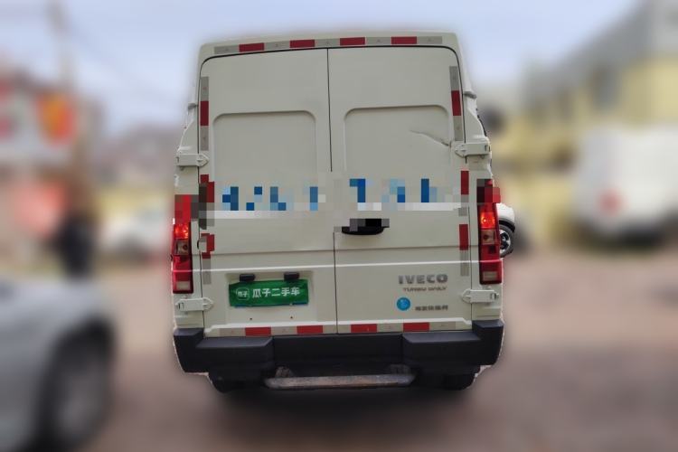 Used Iveco Daily 2023 2.5T V35 Van Short Wheelbase Mid-Roof Design Dual Tires Side-Swing Doors 2-3 Seater Rear
