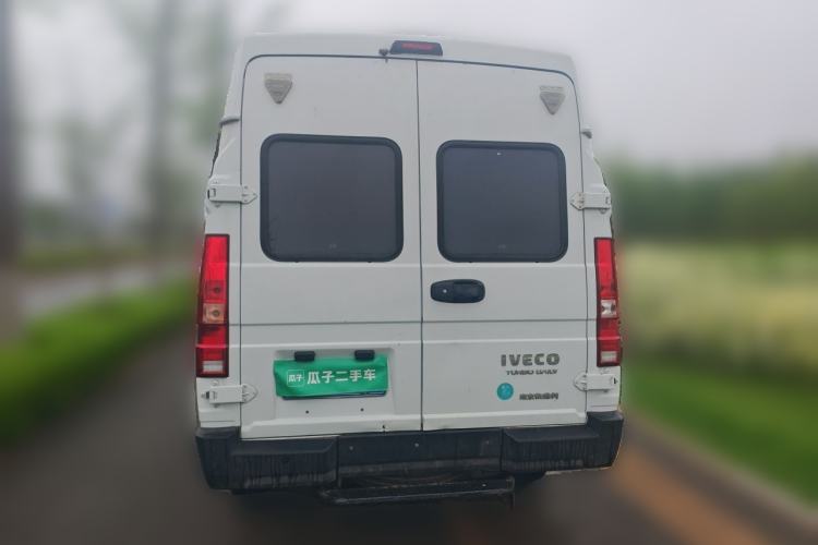 Used Iveco Daily 2023 2.5T A37M1 Multi-Purpose Passenger Vehicle Long Wheelbase Mid-Roof Design Single-Tire Side-Sliding Door Rear