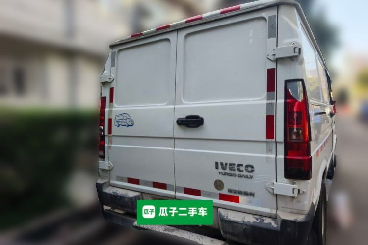 Used Iveco Daily 2023 2.8T V35 Van Short Wheelbase Low Roof Dual Tires Side-Swing Doors 2-3 Seater Rear