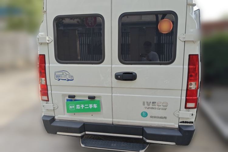 Used Iveco Daily 2023 2.5T A35M1 Short Wheelbase Mid-Height Single-Tire Side-Sliding Door 5–9 Seats Rear