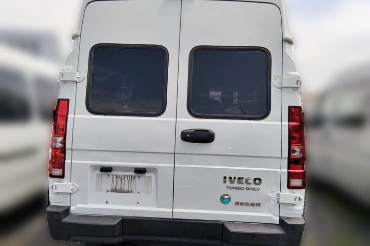 Used Iveco Daily 2023 2.5T A35M1 Short Wheelbase Low-Roof Single-Tire Side-Sliding Door 5-9 Seats Rear