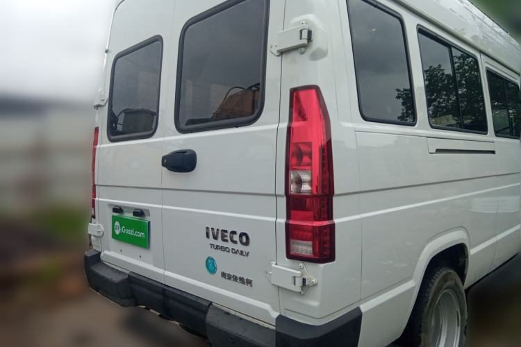 Used Iveco Daily 2023 2.5T A37M1 Long Wheelbase Mid-Roof Dual-Tire Side-Sliding Doors 5-9 Seats Rear