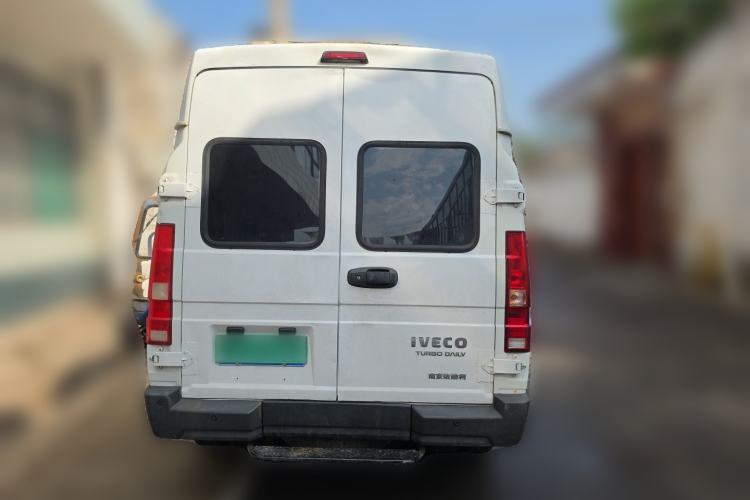 Used Iveco Daily 2023 2.5T A35M1 Short Wheelbase Mid-Height Dual-Tire Manual Door 5-9 Seater Rear