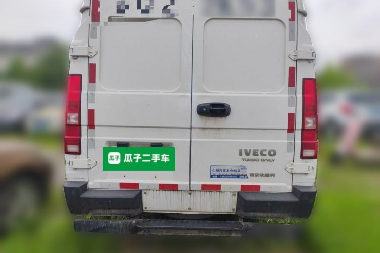 Used Iveco Daily 2023 2.8T V40 Van Long Wheelbase Mid-Roof Design Dual Tires Side-Swing Doors 2-3 Seater Rear