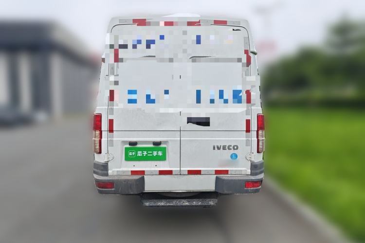 Used Iveco Daily 2023 2.5T V40 Van Long Wheelbase Mid-Roof Design Dual Tires Side-Swing Doors 2-3 Seater Rear
