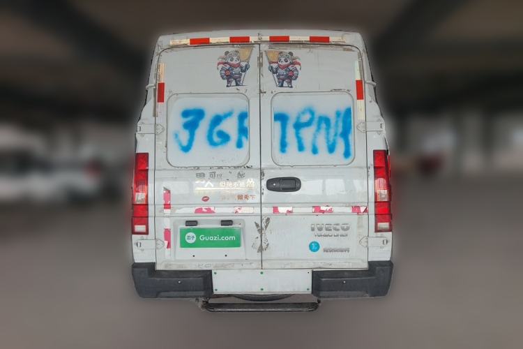Used Iveco Daily 2023 2.5T V40 Van Long Wheelbase Mid-Roof Dual Tires Manual Doors 2-3 Seater Rear