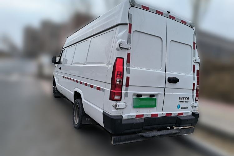Used Iveco Daily 2023 2.5T V40 Van Long Wheelbase Mid-Roof Dual Tires Manual Doors 2-3 Seater Rear Left 45 Deg