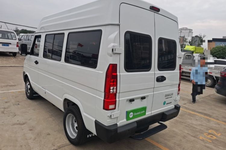 Used Iveco Daily 2023 2.5T A35M1 Short Wheelbase Mid-Roof Dual Tire Side-Sliding Doors 5–9 Seats Rear Left 45 Deg