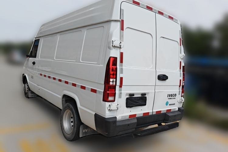 Used Iveco Daily 2023 2.5T V37 Van Long Wheelbase Mid-Roof Dual Tires Manual Doors 2-3 Seater Rear Left 45 Deg
