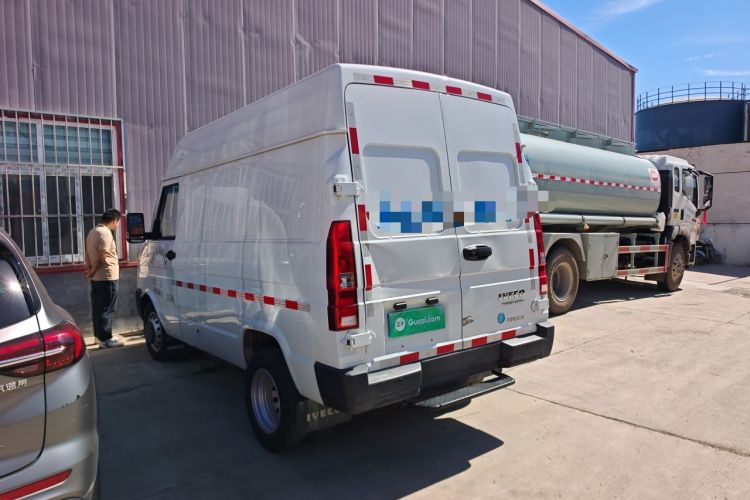 Used Iveco Daily 2023 2.5T V35 Van Short Wheelbase Mid-Roof Design Dual Tires Side-Swing Doors 2-3 Seater Rear Left 45 Deg