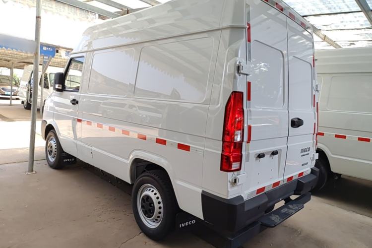 Used Iveco Daily 2023 2.5T V35 Van Short Wheelbase Mid-Roof Single-Tire Manual Door – 2-3 Seater Rear Left 45 Deg