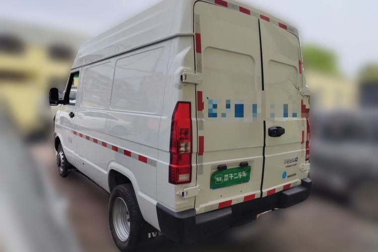 Used Iveco Daily 2023 2.5T V35 Van Short Wheelbase Mid-Roof Design Dual Tires Side-Swing Doors 2-3 Seater Rear Left 45 Deg