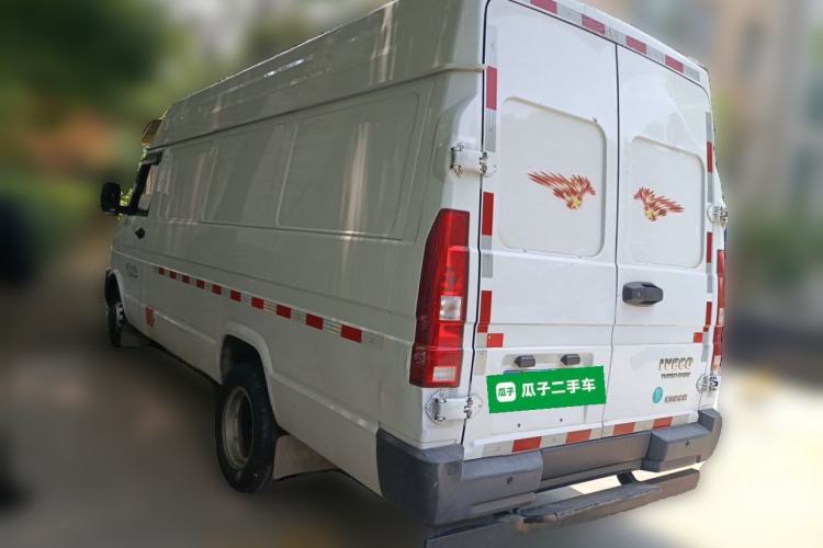 Used Iveco Daily 2023 2.8T V40 Van Long Wheelbase Mid-Roof Dual Tires Manual Doors 2-3 Seater Rear Left 45 Deg