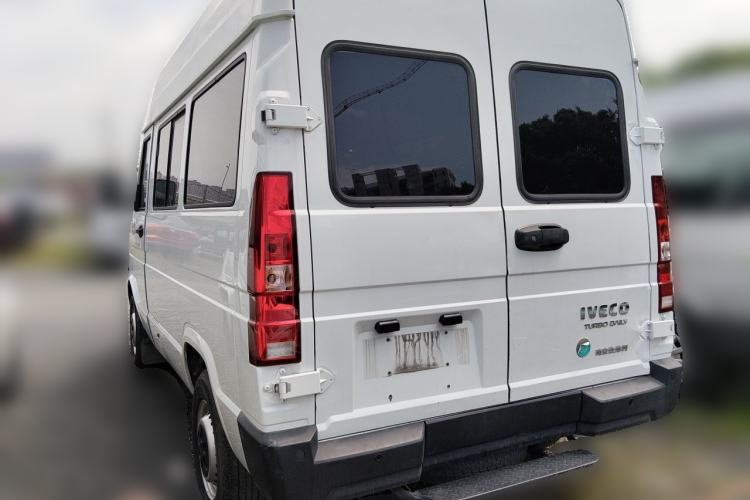 Used Iveco Daily 2023 2.5T A35M1 Short Wheelbase Low-Roof Single-Tire Side-Sliding Door 5-9 Seats Rear Left 45 Deg