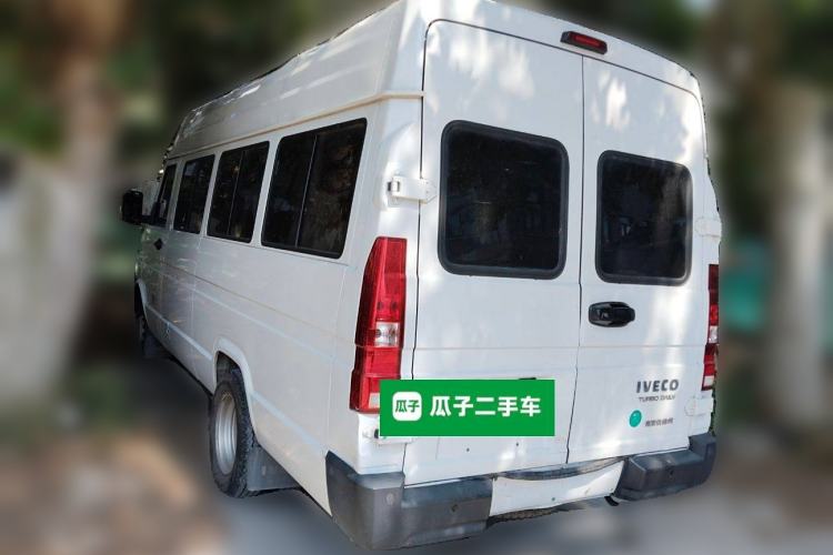 Used Iveco Daily 2023 2.5T V40 Van Long Wheelbase Mid-Roof Design Dual Tires Side-Swing Doors 2-3 Seater Rear Left 45 Deg