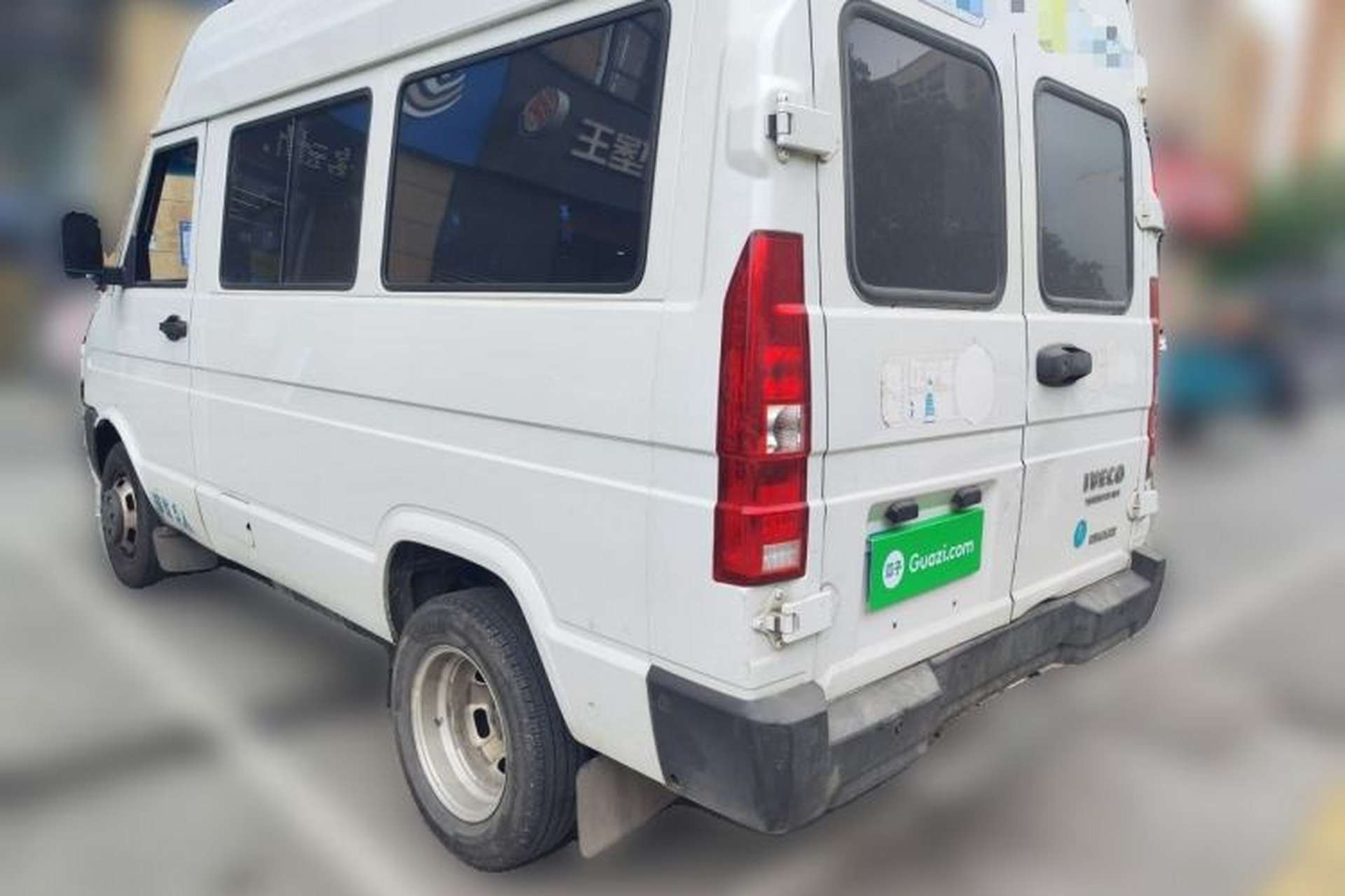 Used Iveco Daily 2023 2.5T A35M1 Short Wheelbase Mid-Roof Dual Tire Side-Sliding Doors 5–9 Seats Rear Left 45 Deg