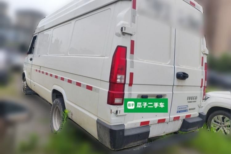 Used Iveco Daily 2023 2.8T V40 Van Long Wheelbase Mid-Roof Design Dual Tires Side-Swing Doors 2-3 Seater Rear Left 45 Deg