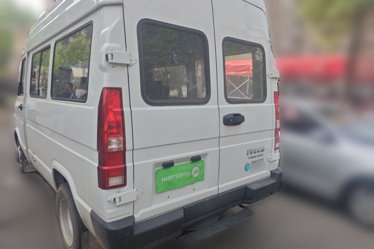 Used Iveco Daily 2023 2.5T A35M1 Short Wheelbase Mid-Roof Dual Tire Side-Sliding Doors 5–9 Seats Rear Left 45 Deg