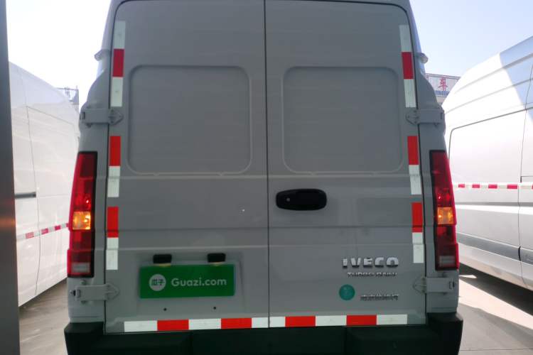 Used Iveco Daily 2023 2.8T V37 Van Long Wheelbase Mid-Roof Dual Tires Manual Doors 2-3 Seater Rear