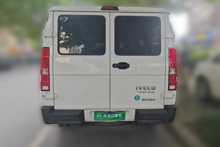 Used Iveco Daily 2023 2.5T A35M1 Short Wheelbase Low-Roof Double-Door Side-Swing Van with 5–9 Seats Rear