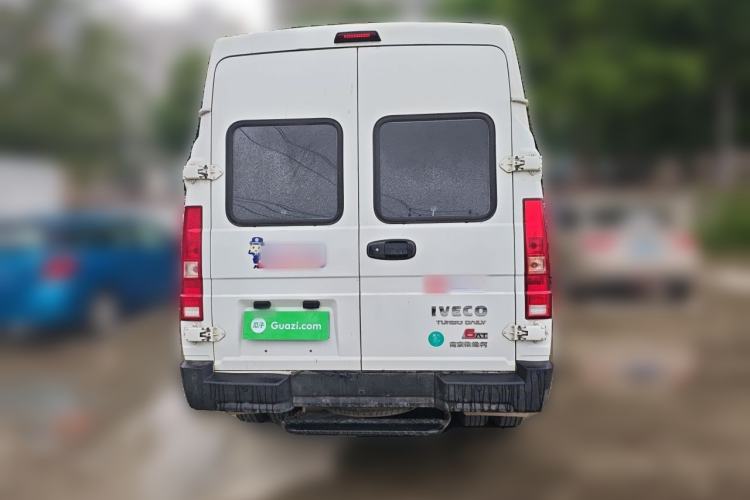 Used Iveco Daily 2023 2.5T A37M1 Multi-Purpose Passenger Vehicle Long Wheelbase Mid-Roof Design Dual Side Sliding Doors Automatic Transmission Rear