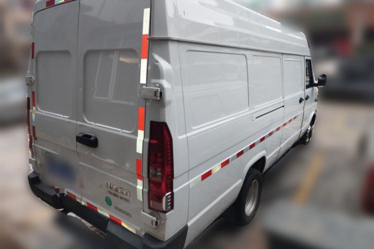 Used Iveco Daily 2023 2.8T V40 Van Long Wheelbase Mid-Roof Dual Tires Manual Doors 2-3 Seater Rear Right 45 Deg