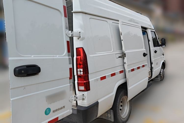 Used Iveco Daily 2023 2.5T V37 Van Long Wheelbase Mid-Roof Dual Tires Manual Doors 2-3 Seater Rear Right 45 Deg