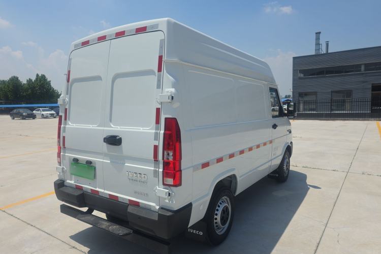 Used Iveco Daily 2023 2.5T V35 Van Short Wheelbase Mid-Roof Single-Tire Manual Door – 2-3 Seater Rear Right 45 Deg