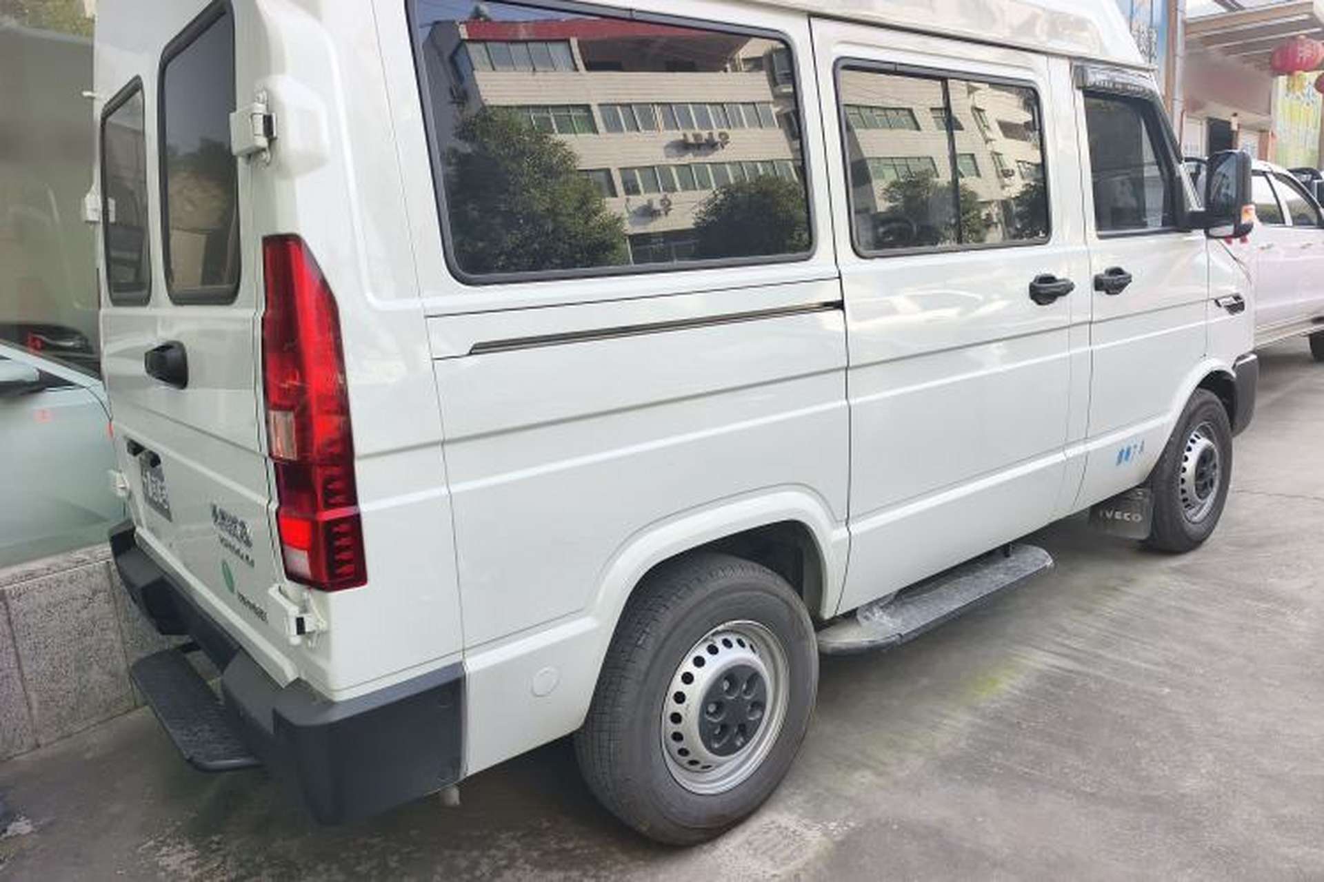 Used Iveco Daily 2023 2.5T A35M1 Short Wheelbase Low-Roof Single-Tire Side-Sliding Door 5-9 Seater Rear Right 45 Deg