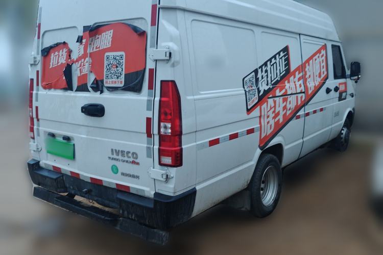 Used Iveco Daily 2023 2.5T V40 Van Long Wheelbase Mid-Roof Design Dual Tires Side-Swing Doors 2-3 Seater Rear Right 45 Deg