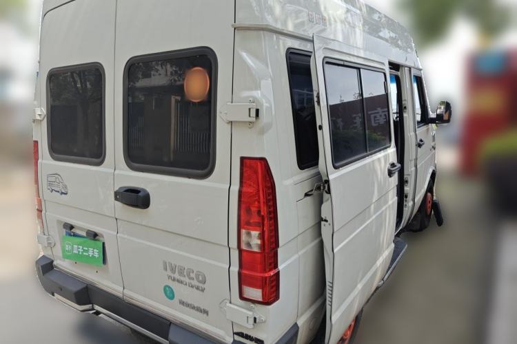 Used Iveco Daily 2023 2.5T A35M1 Short Wheelbase Mid-Height Single-Tire Side-Sliding Door 5–9 Seats Rear Right 45 Deg