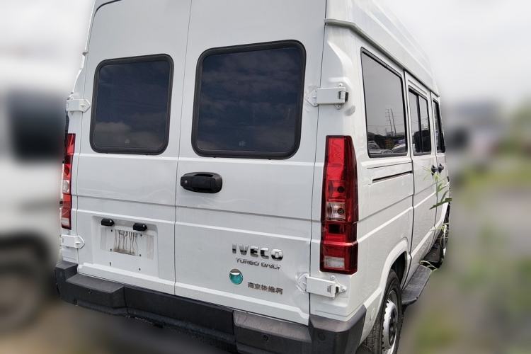 Used Iveco Daily 2023 2.5T A35M1 Short Wheelbase Low-Roof Single-Tire Side-Sliding Door 5-9 Seats Rear Right 45 Deg