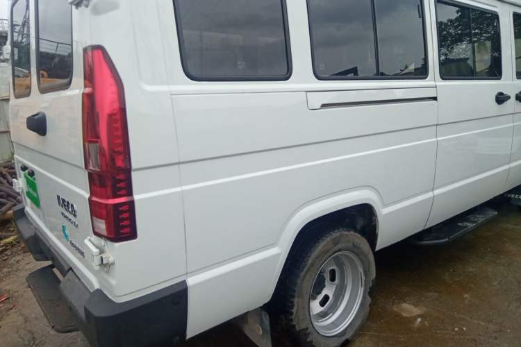 Used Iveco Daily 2023 2.5T A37M1 Long Wheelbase Mid-Roof Dual-Tire Side-Sliding Doors 5-9 Seats Rear Right 45 Deg