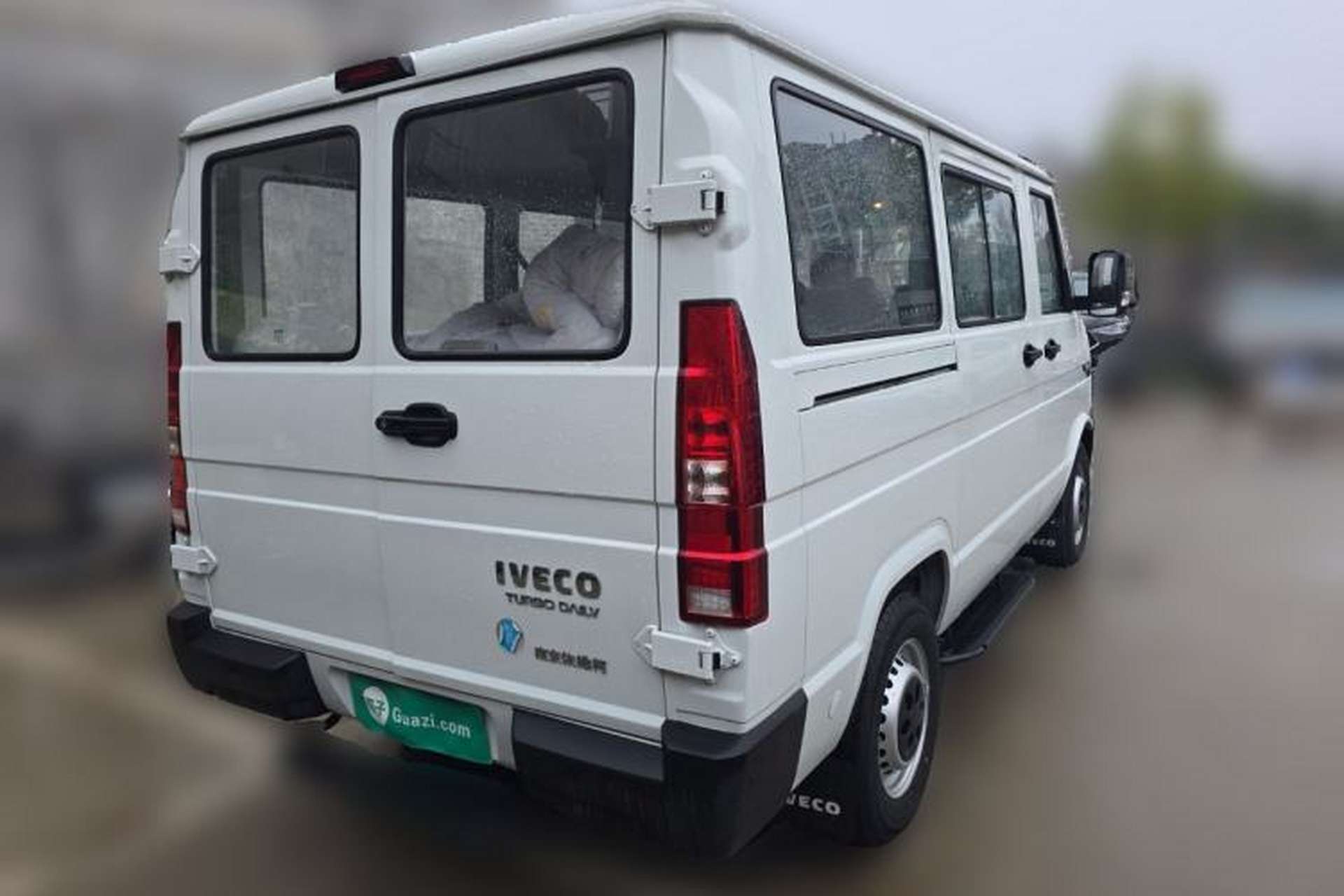 Used Iveco Daily 2023 2.5T A35M1 Short Wheelbase Low-Roof Single-Tire Side-Sliding Door 5-9 Seats Rear Right 45 Deg