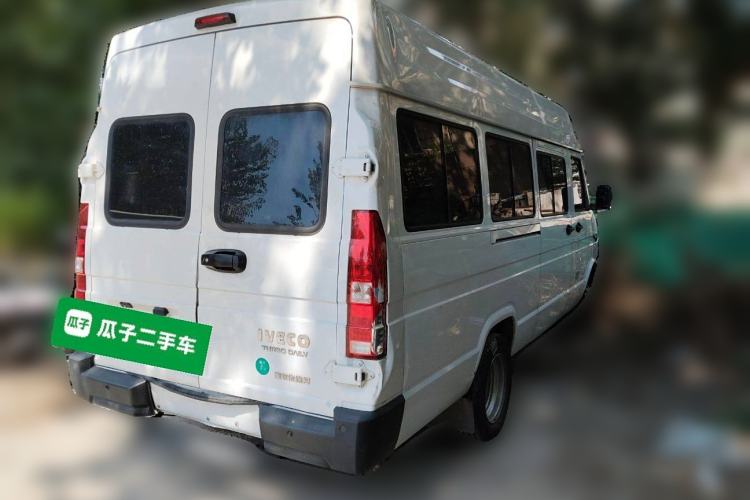 Used Iveco Daily 2023 2.5T V40 Van Long Wheelbase Mid-Roof Design Dual Tires Side-Swing Doors 2-3 Seater Rear Right 45 Deg