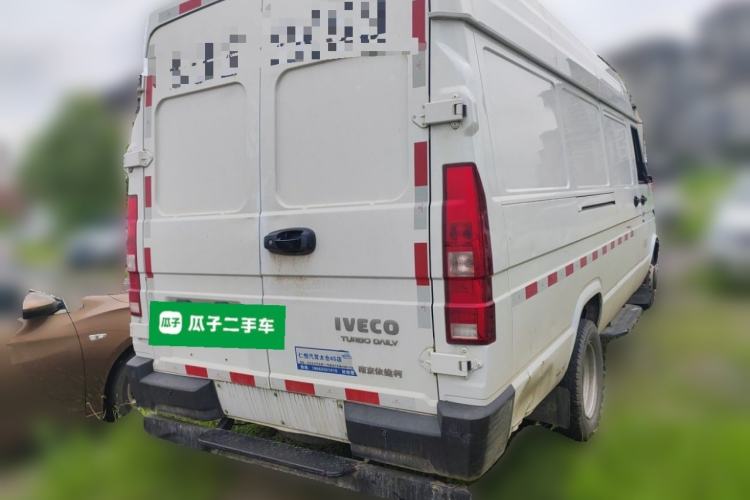 Used Iveco Daily 2023 2.8T V40 Van Long Wheelbase Mid-Roof Design Dual Tires Side-Swing Doors 2-3 Seater Rear Right 45 Deg