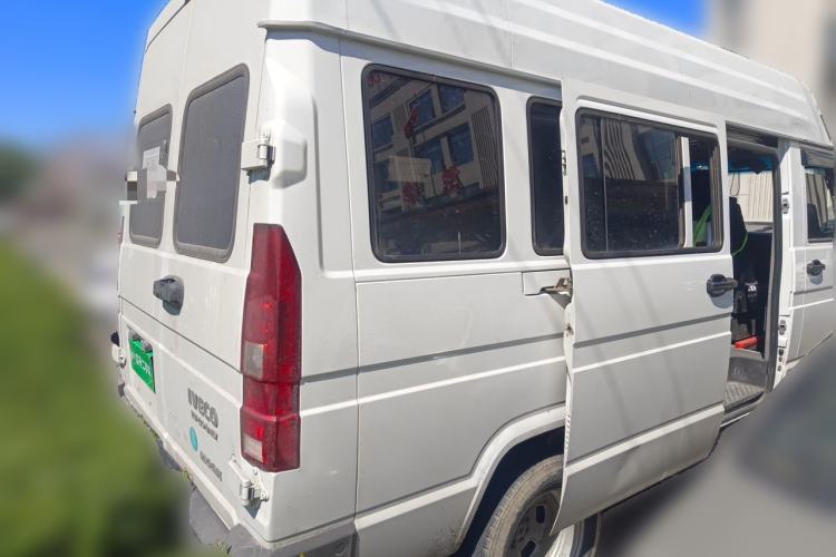 Used Iveco Daily 2023 2.5T A37M1 Long Wheelbase Mid-Roof Dual-Tire Manual-Shift 5-9 Seater Rear Right 45 Deg