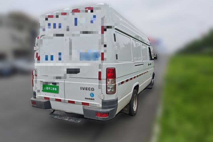 Used Iveco Daily 2023 2.5T V40 Van Long Wheelbase Mid-Roof Design Dual Tires Side-Swing Doors 2-3 Seater Rear Right 45 Deg
