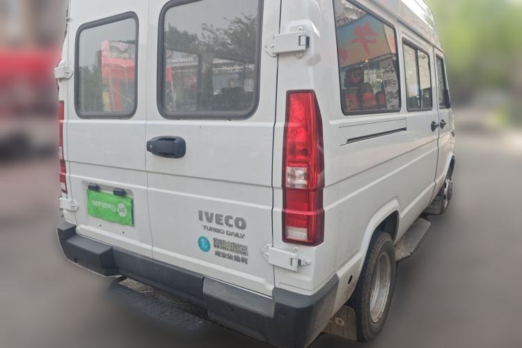 Used Iveco Daily 2023 2.5T A35M1 Short Wheelbase Mid-Roof Dual Tire Side-Sliding Doors 5–9 Seats Rear Right 45 Deg
